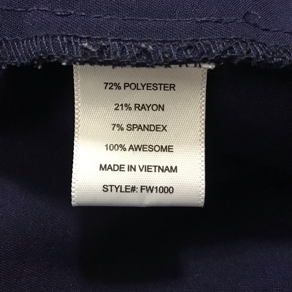 Figs Catarina One Pocket Scrub Top in Navy Size XLarge. - Picture 5 of 6